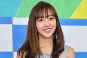 【驚愕!!!】板野友美が大胆な肌見せドレスを公開!!!