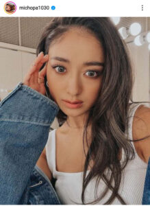 みちょぱ　背中がパックリ開いた黒ドレス姿を公開！！　