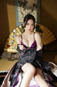 えぇ！？　桃月なしこがークなお雛様で妖艶グラビア！？